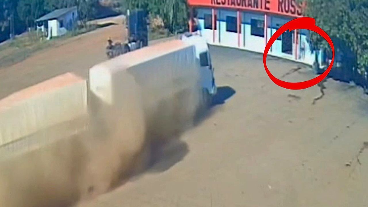 Video: LKW kracht in Restaurant – Mitarbeiterin rettet sich mit einem Sprint