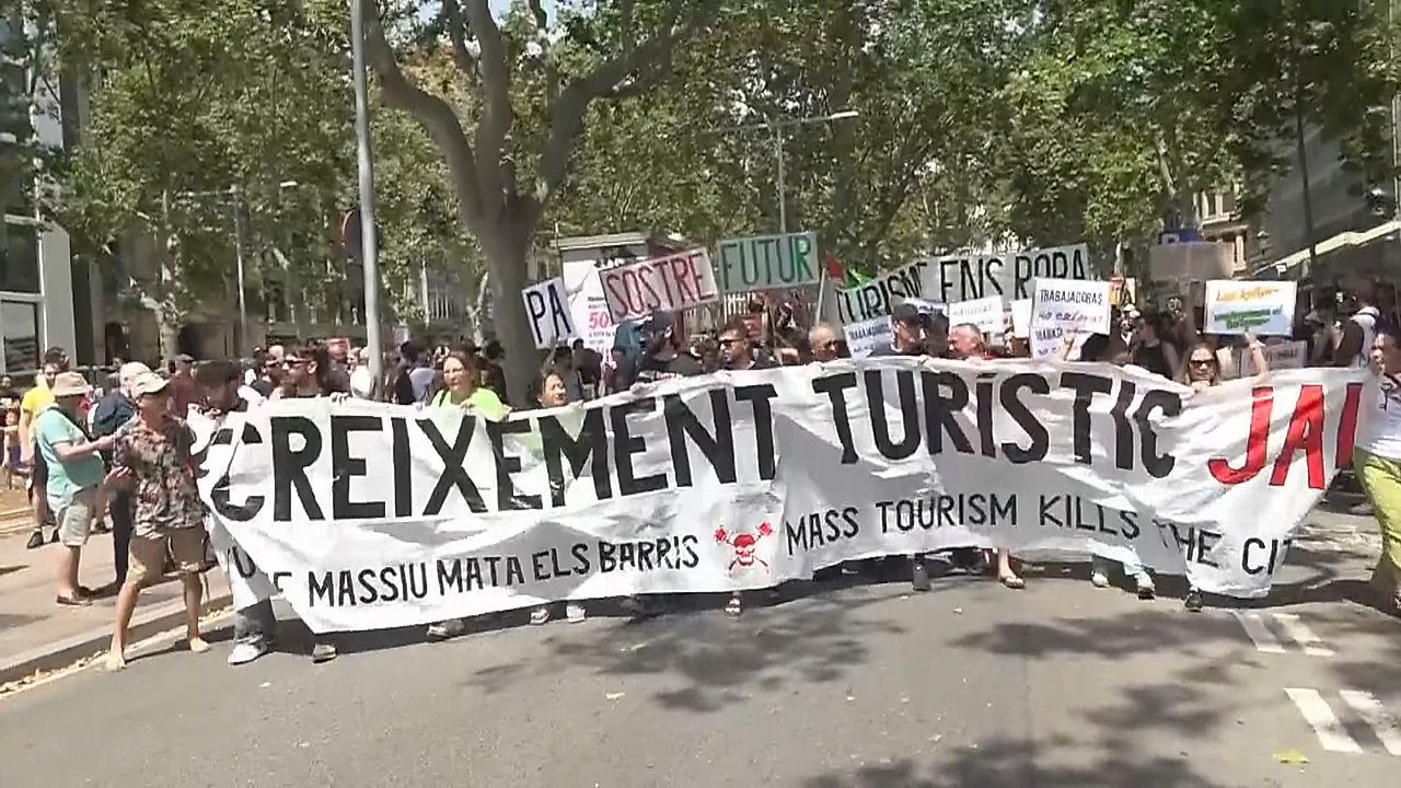 Video: Wasserpistolen gegen Tourismusboom: Barcelona protestiert gegen drastische Wohnungsnot
