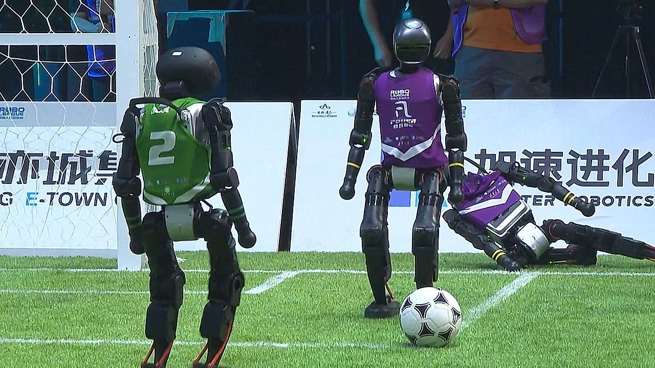 Kickende Maschinen: KI-Roboter in Peking versuchen auf dem Fußballplatz ihr Glück