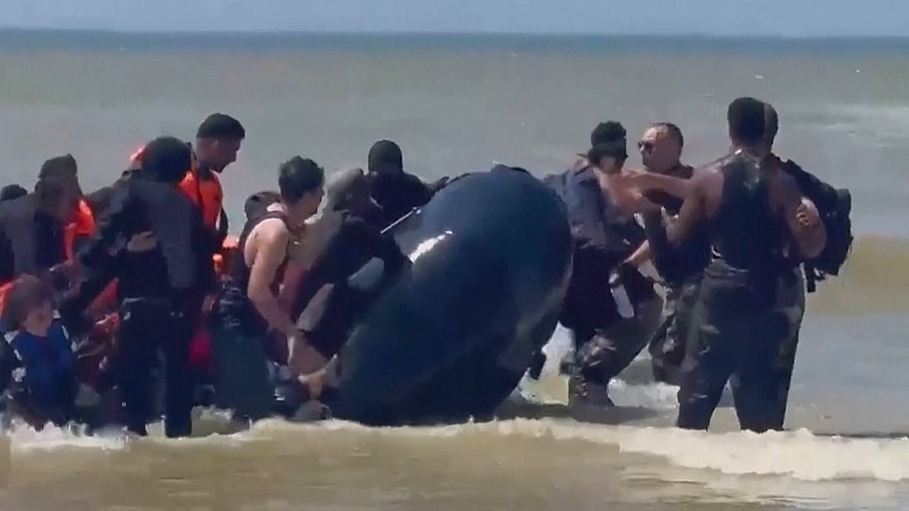 Französische Polizei zerstört Flüchtlingsboote – Menschen stürzen ins Meer