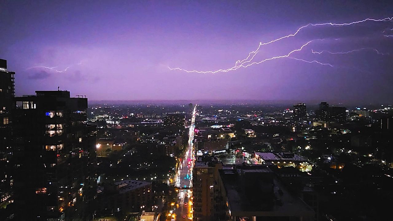 Video: Spektakuläre Blitze zucken über die Skyline von Chicago