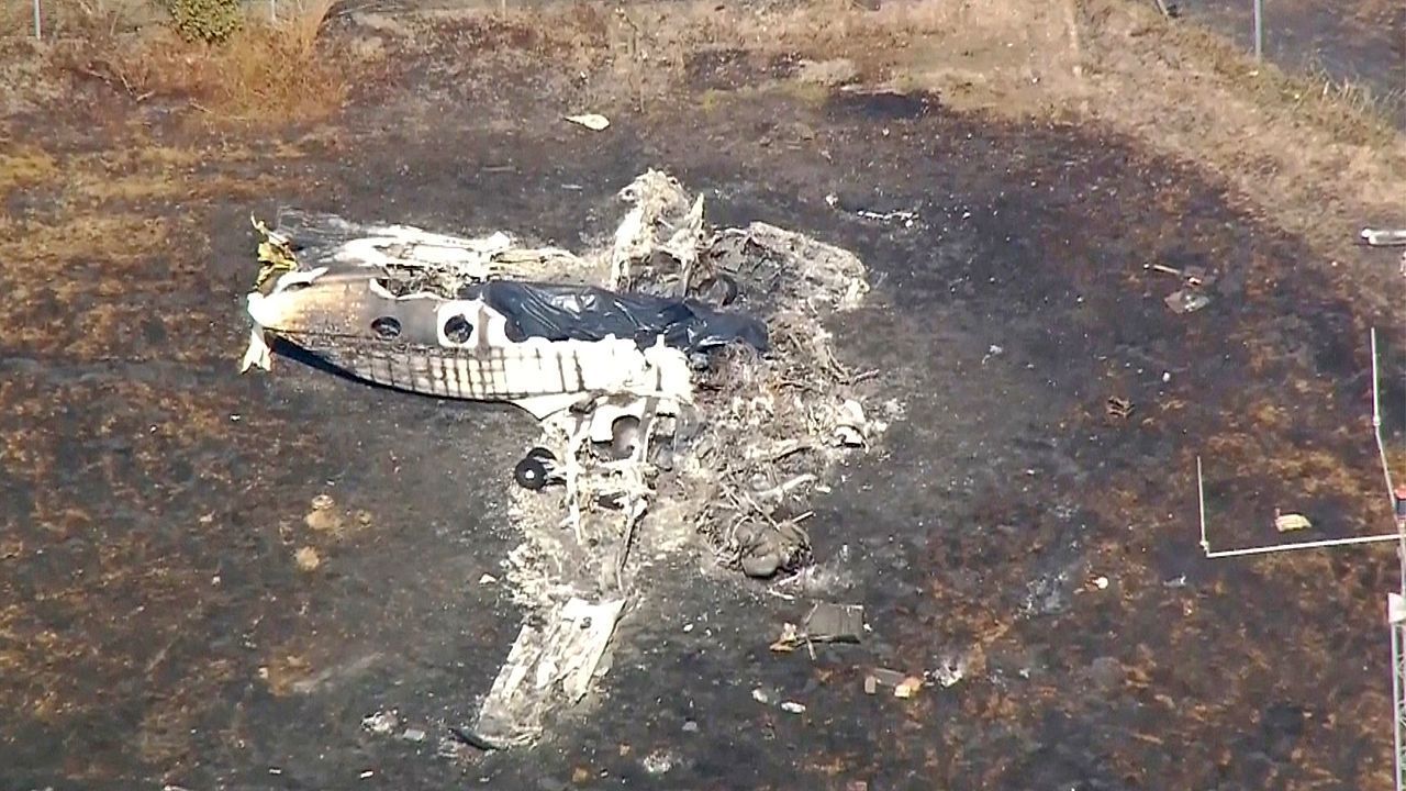 Kleinflugzeug stürzt kopfüber ab: Vier Tote bei Unglück nahe London