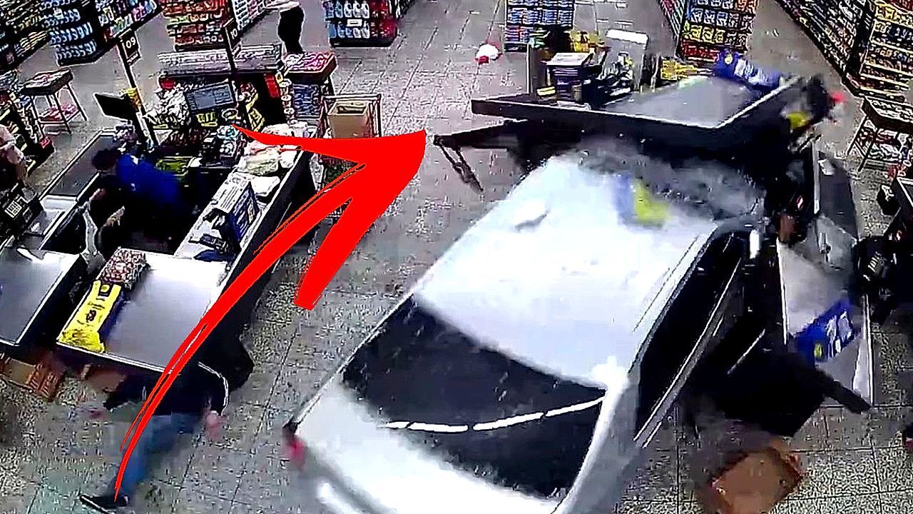 Video: In Kassen gerast: Autofahrer kracht in Supermarkt in Brasilien