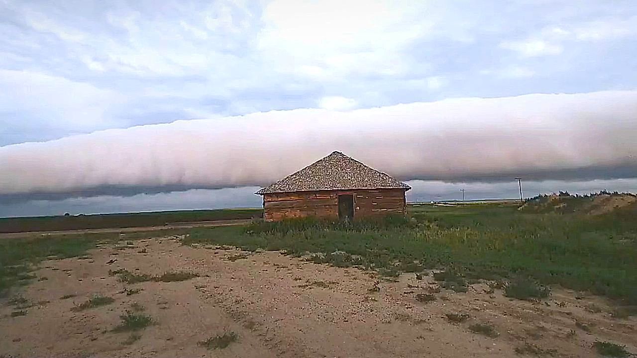 Video: Wie eine Welle: Riesen-Wolkenwalze rollt über Colorado hinweg