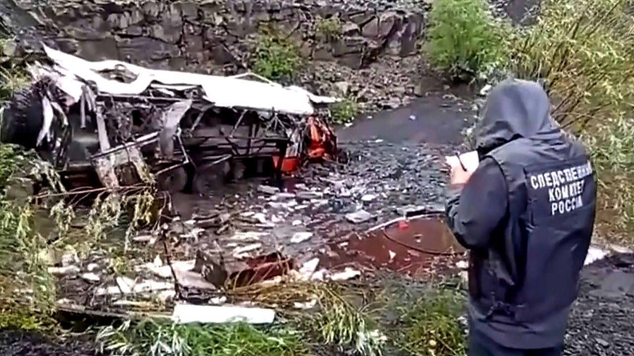 Bus stürzt von 25 Meter hoher Klippe: Mindestens 13 Tote bei Unglück in Russland