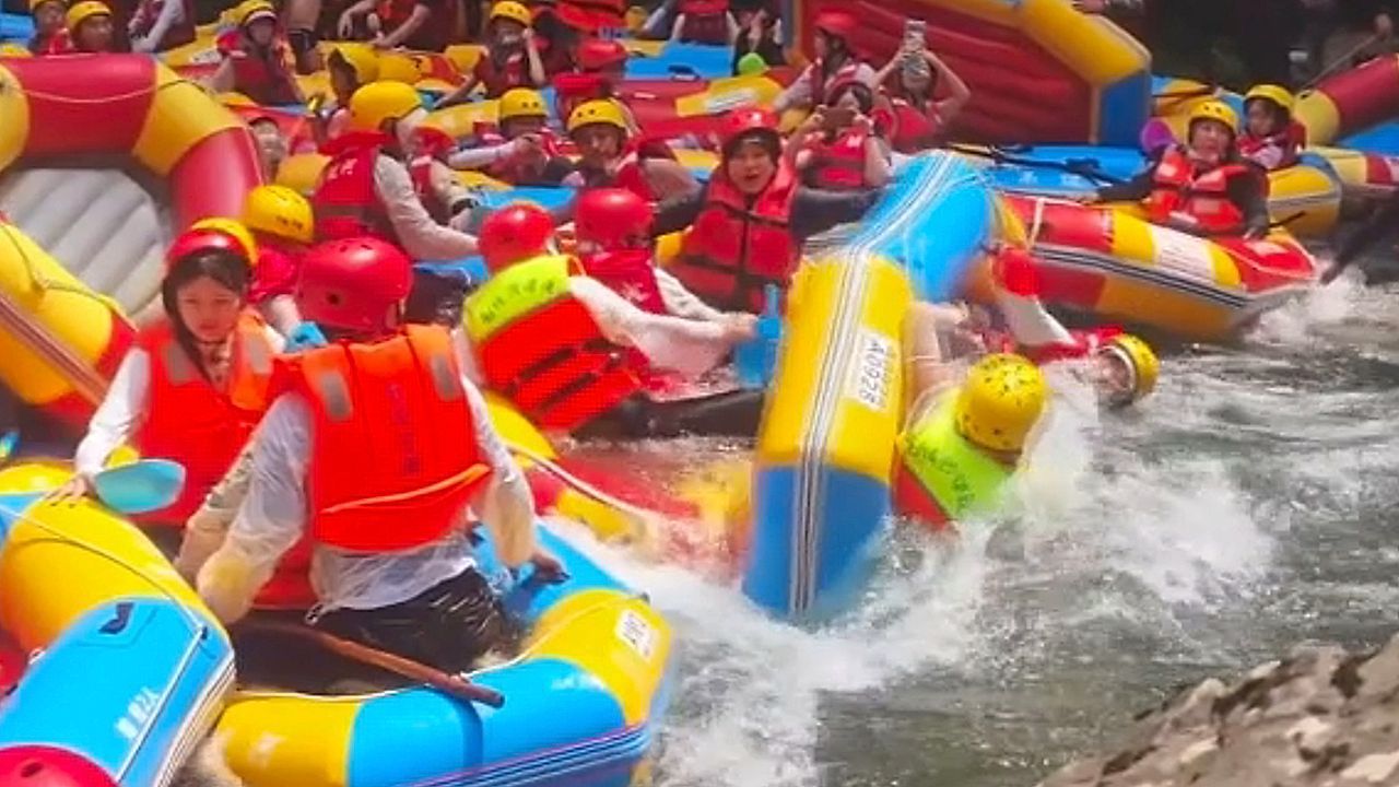 Video: Massencrash beim Rafting: Touristen sorgen für Schlauchboot-Stau