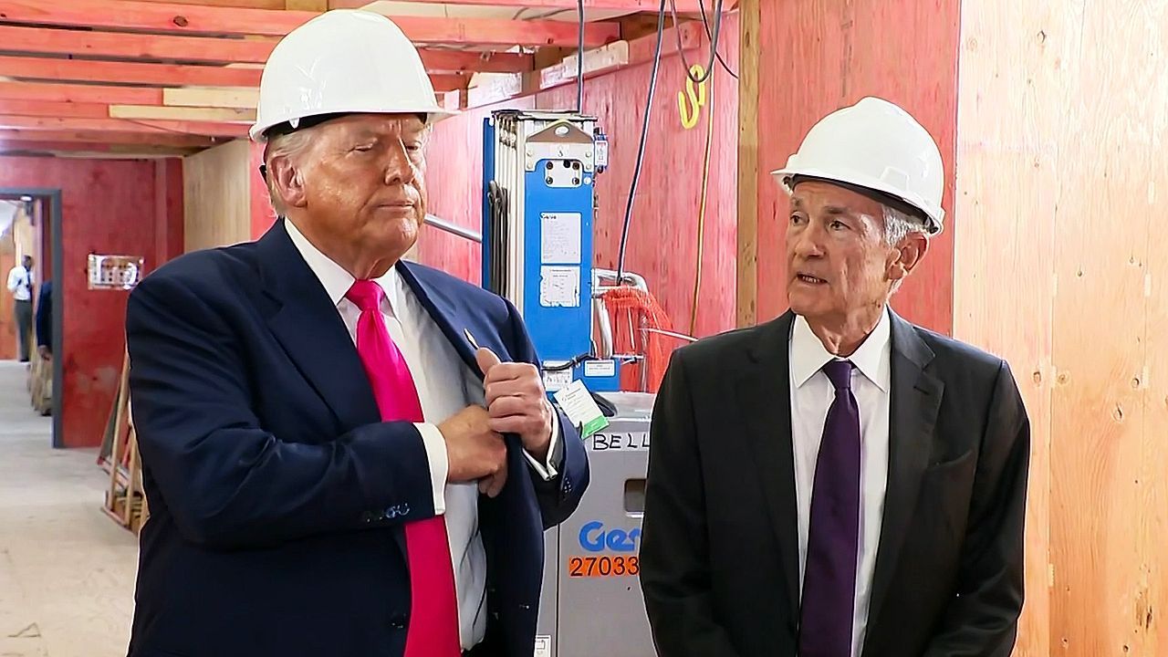 Völlig absurd: Trump wird vor laufender Kamera von Notenbank-Chef korrigiert