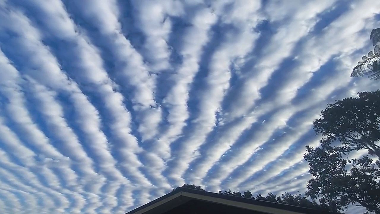 Video: „Altocumulus“-Formation: Seltenes Wolkenmuster über Queensland