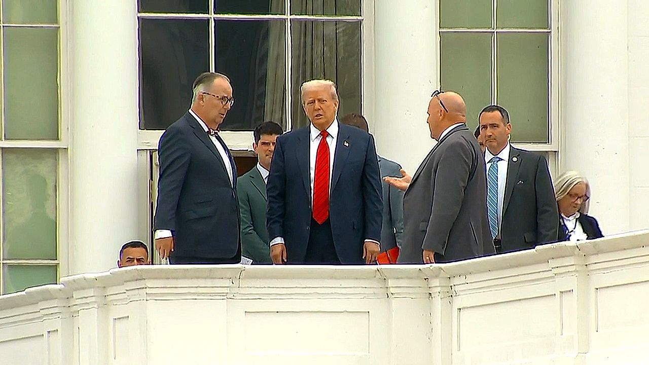 Video: Bizarre Szene: Trump beantwortet Fragen auf dem Dach des Weißen Hauses