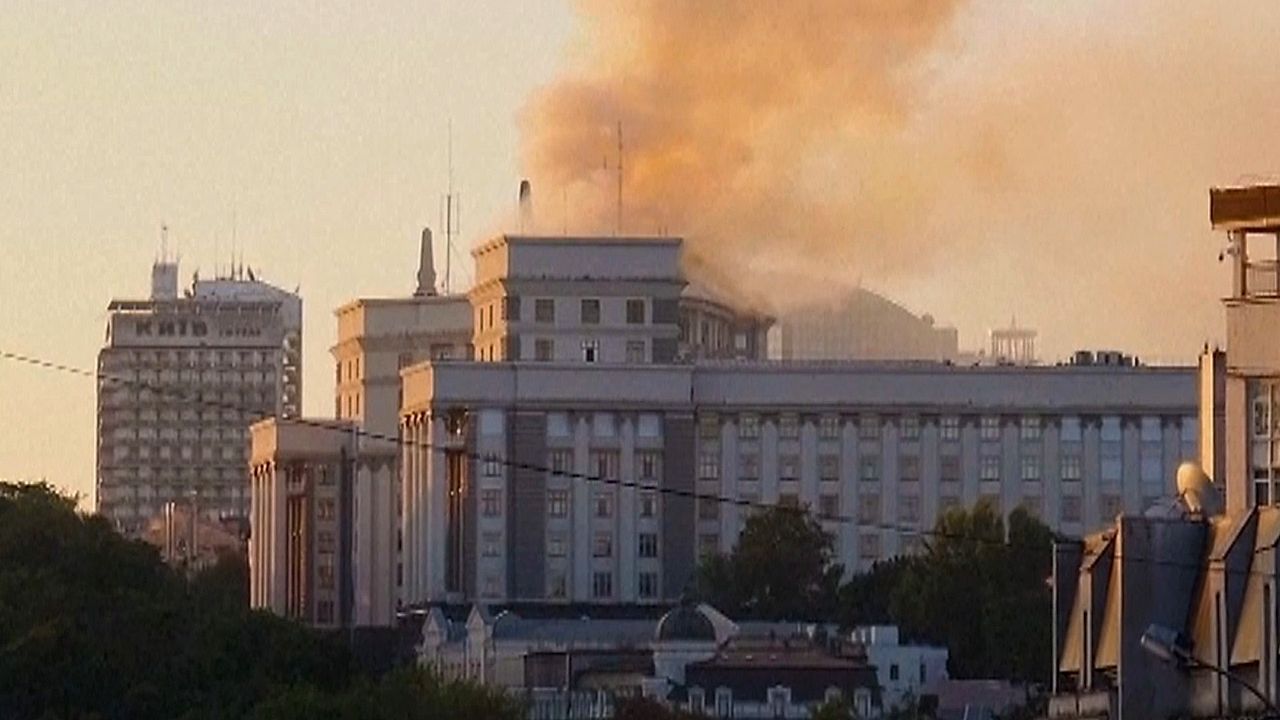 Massiver Angriff auf Ukraine: Regierungsgebäude in Kiew in Flammen