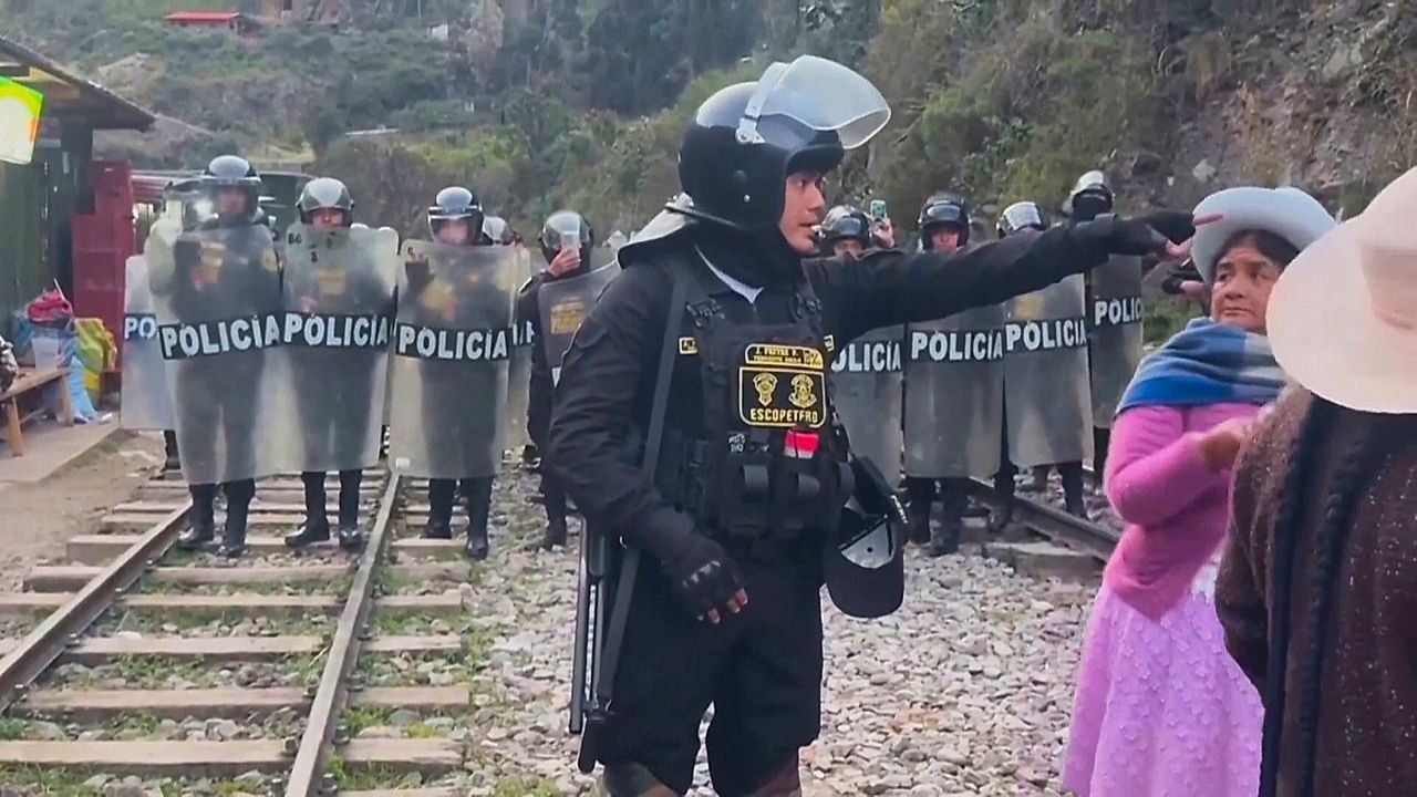 Blockierte Bahnstrecke in Peru: Evakuierung von Touristen in Machu Picchu