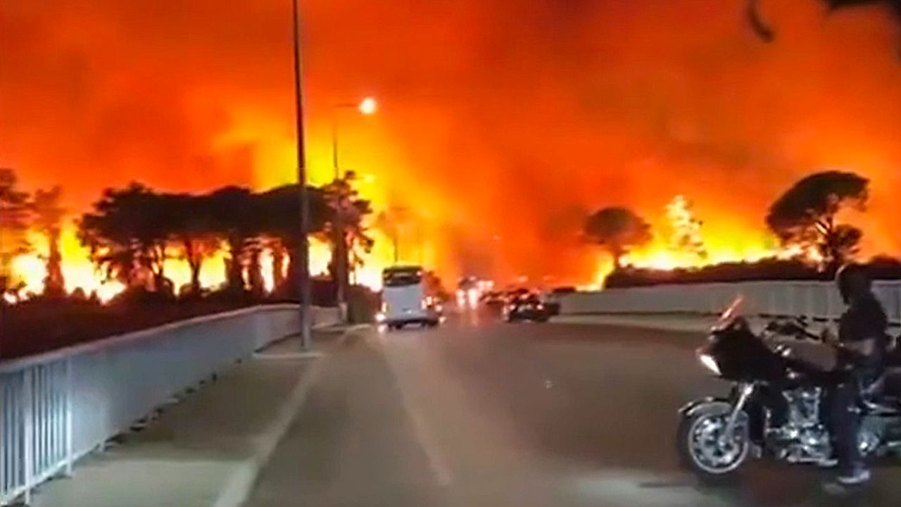 Flammen bedrohen Urlaubsparadies: Heftige Feuer bei Antalya ausgebrochen