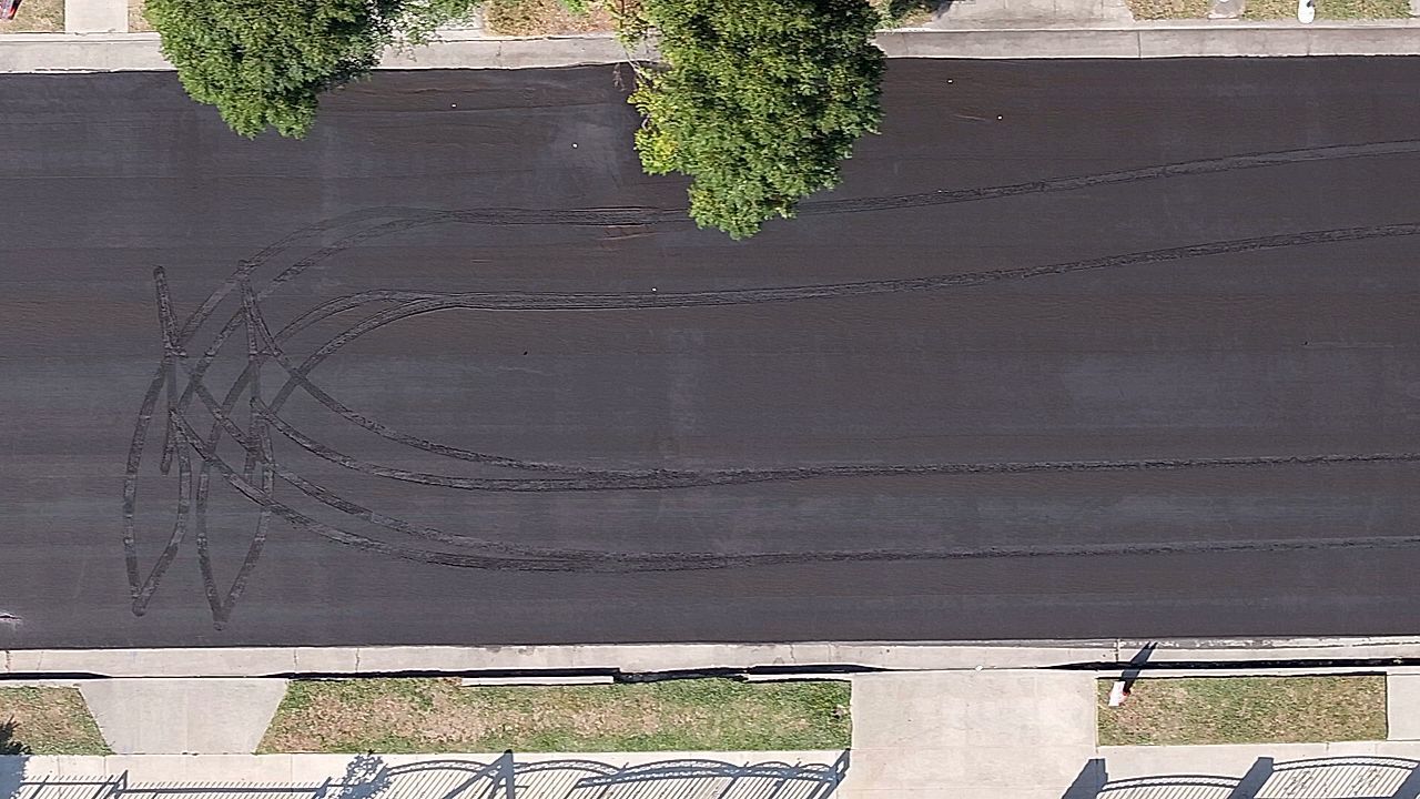 Video: Fahrer ruiniert frisch geteerte Straße – Drohnenpilot wird zum Hobbydetektiv