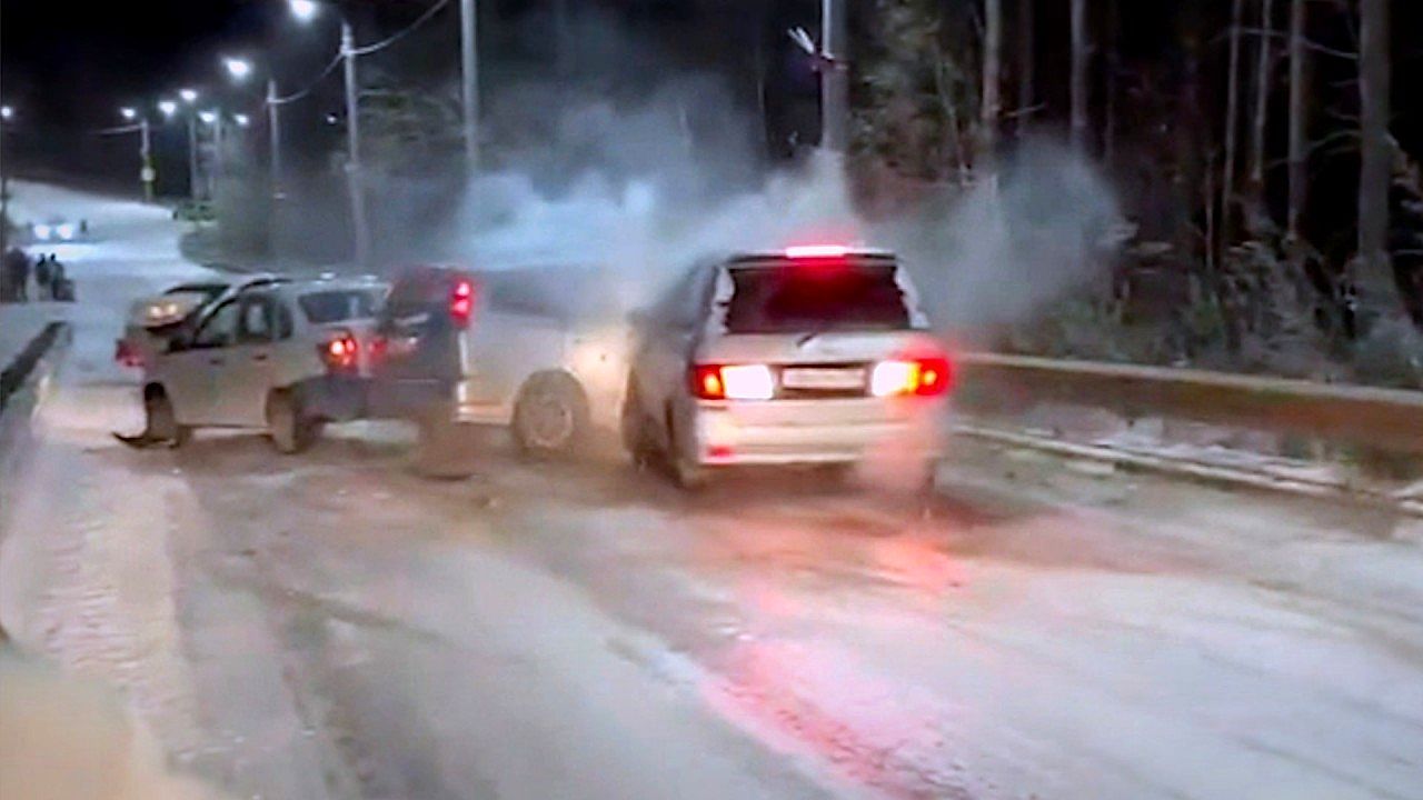 Icy roads cause massive eight-vehicle collision in Russia