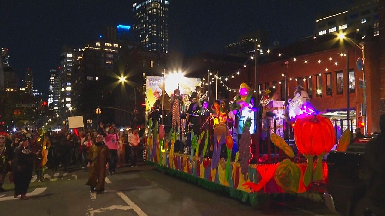 Video: Grusel in New York: Tausende feiern die 52. Village Halloween Parade