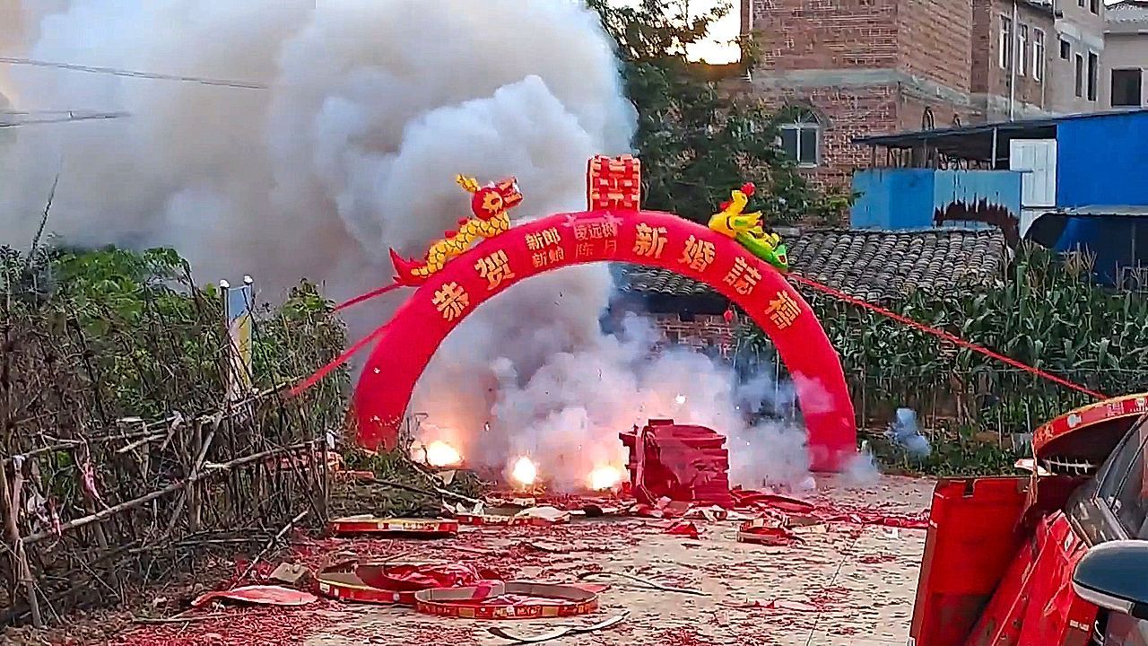 Explosive Hochzeit: Feuerwerk gerät bei Feier in China außer Kontrolle