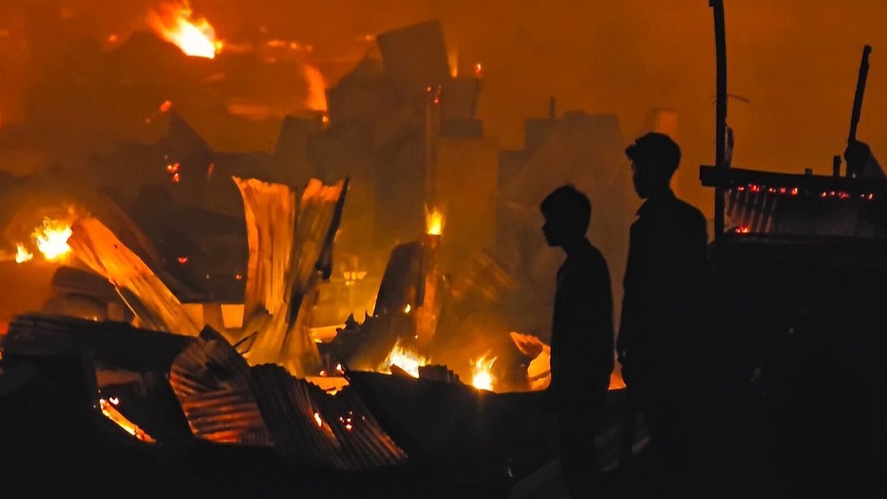 Tausende Häuser zerstört: Feuer verwüstet Slum in Bangladesch