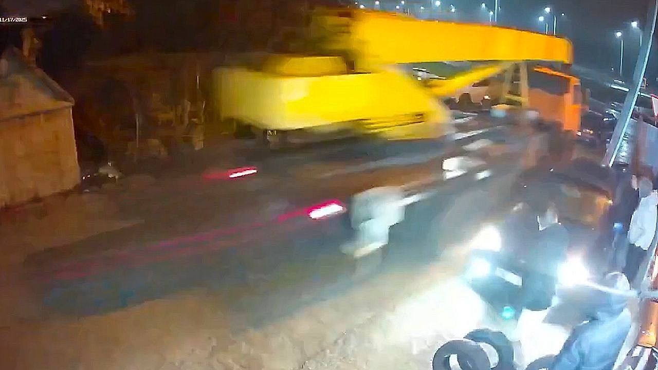 Runaway-crane-barrels-through-roadside-chaos