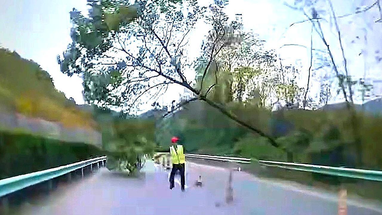 Arbeiter-warnt-in-letzter-Sekunde-Autofahrer-entgeht-knapp-einer-Katastrophe