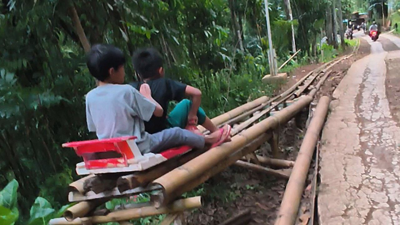 Video: Kids ride homemade alpine coaster through Indonesian village