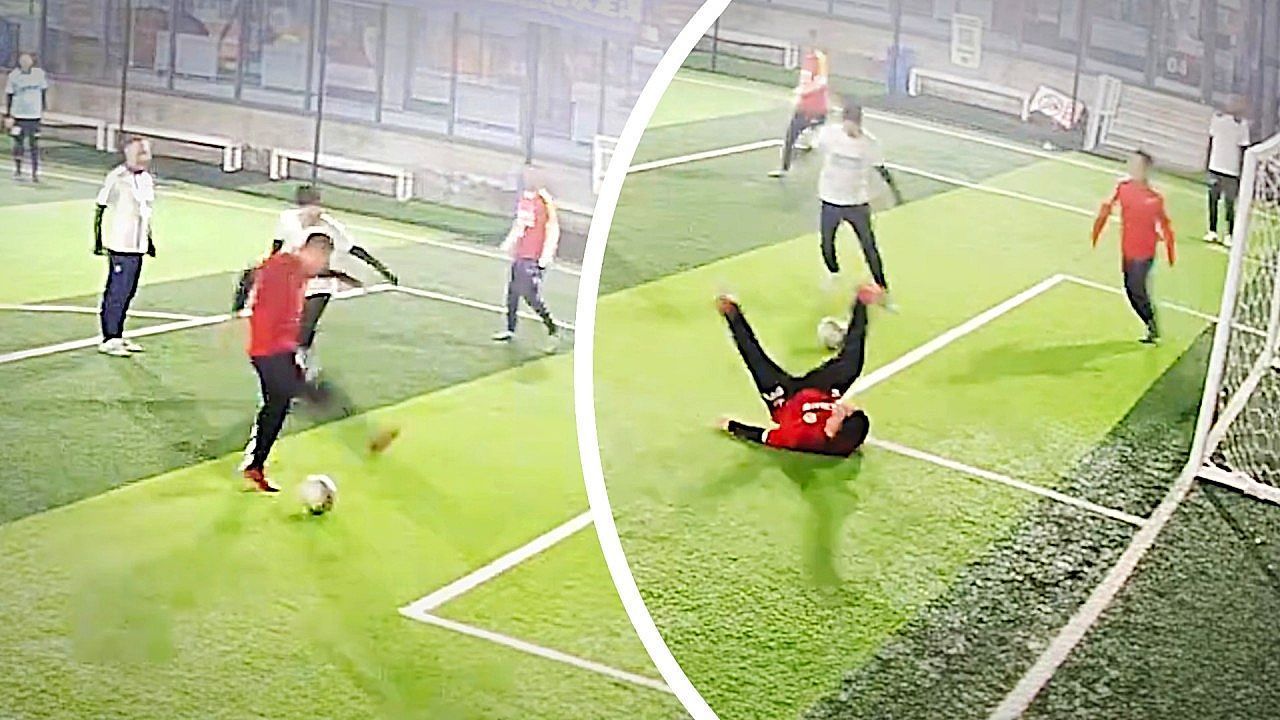 Fu-ballspieler-st-rmt-auf-leeres-Tor-zu-und-trifft-nur-Luft