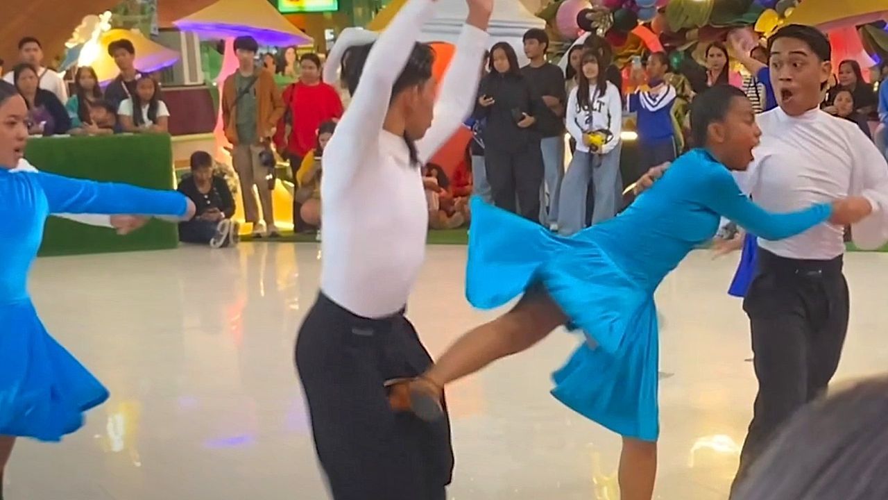 Unerwarteter-Tritt-T-nzer-wird-bei-Show-von-Teamkollegin-empfindlich-erwischt