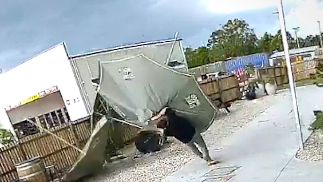 Video: When storm-force winds make a simple task a bad idea