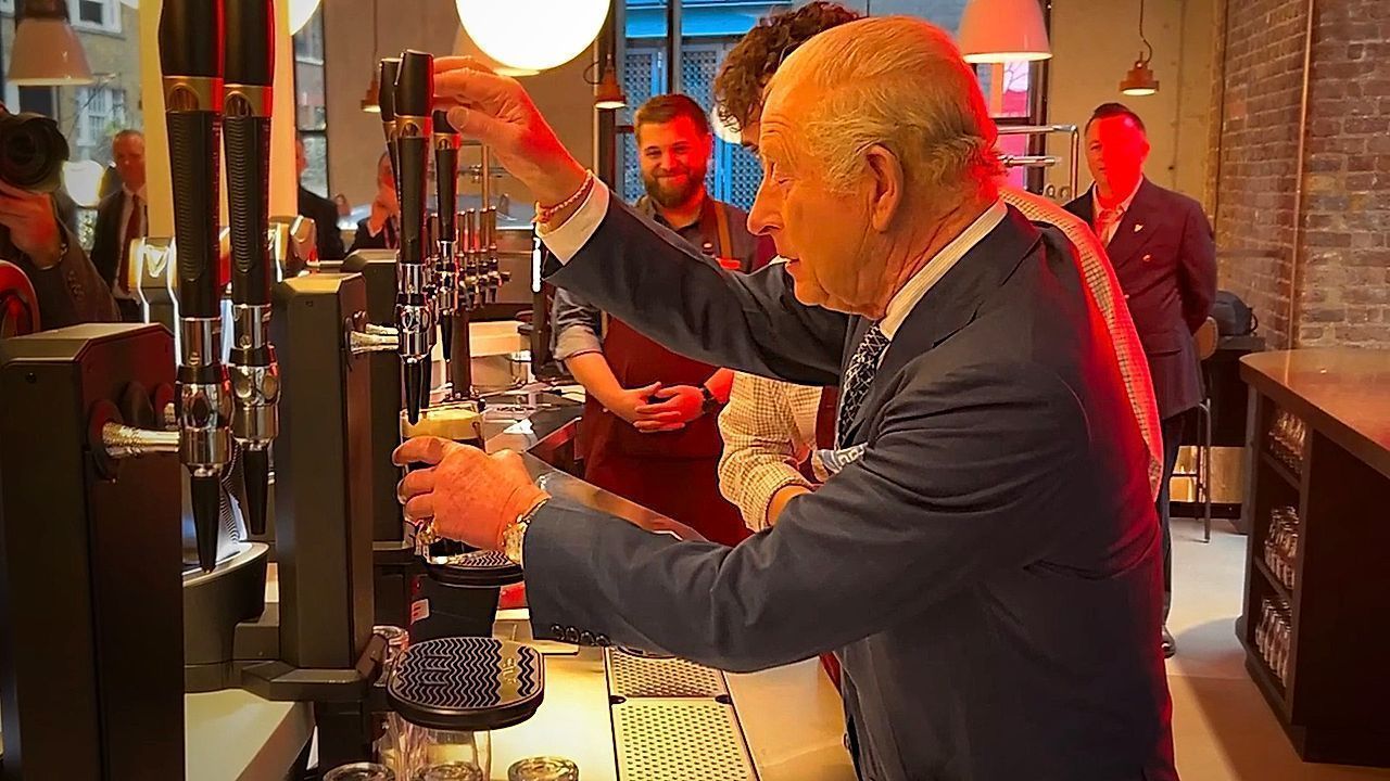 King pulls 'perfect' pint of Guinness at London brewery