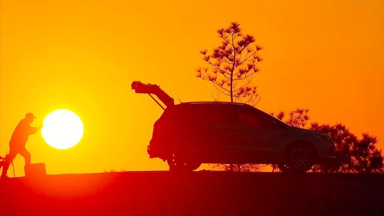 Optical illusion: Chinese man pretends to pack sunset into car trunk