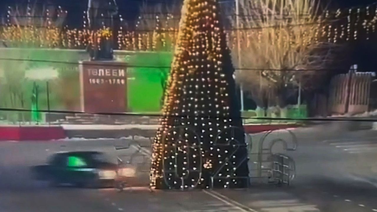 Video: Lada spins doughnuts into giant Christmas tree