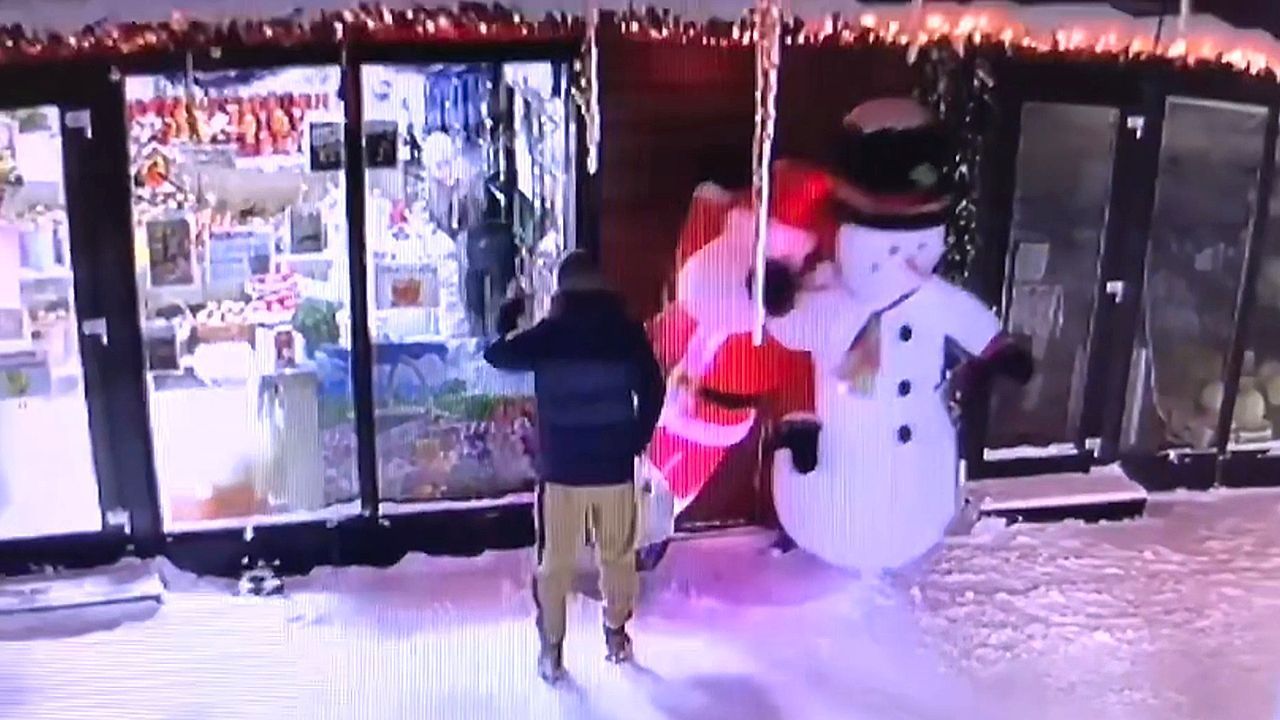 Video: Dreister Deko-Klau: Männer entführen Weihnachtsmann und Schneemann