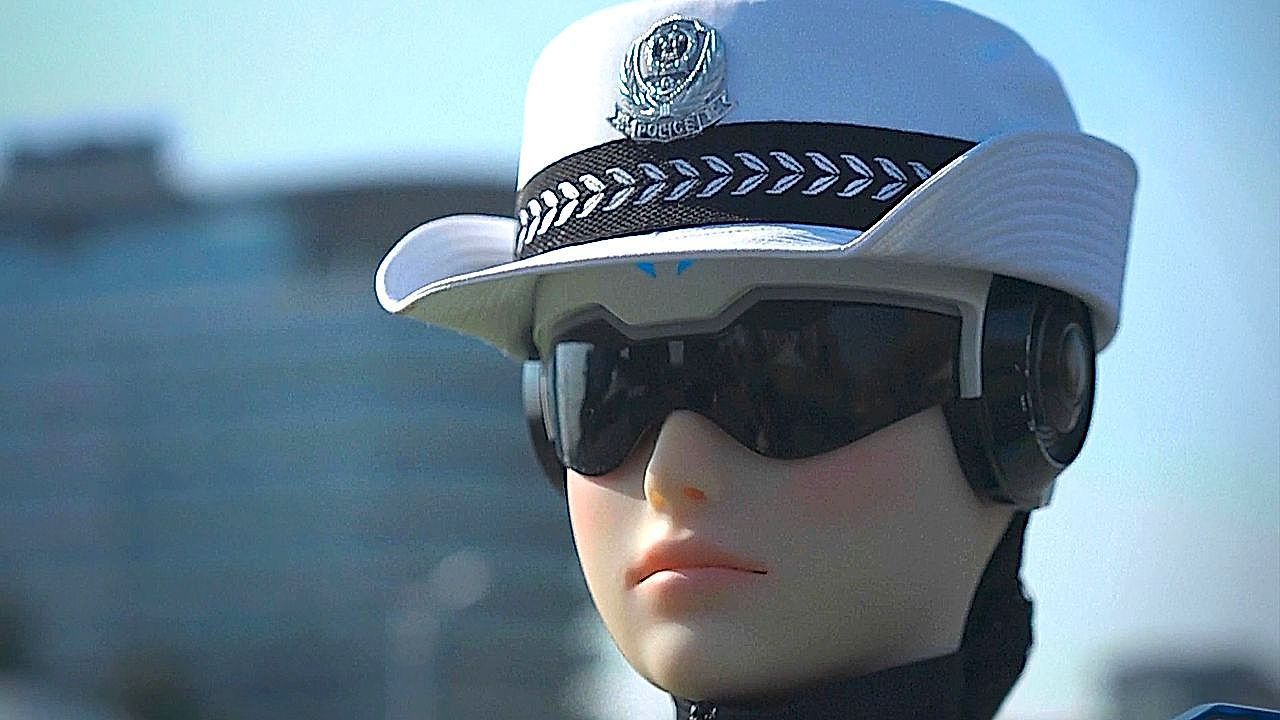 RoboCop-Hightech-Polizistin-lenkt-in-China-den-Stra-enverkehr