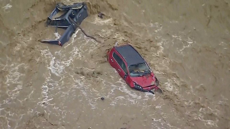 Sturzfluten reißen Autos ins Meer: Schwere Unwetter suchen Australien heim