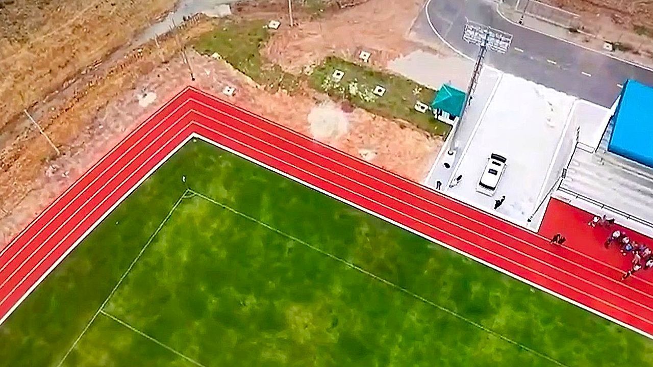 Video: Eckig statt rund: Quadratische Laufbahn auf Sportplatz sorgt für Ärger