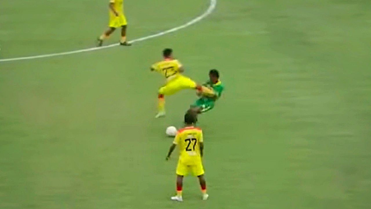 Die-Nerven-verloren-Fu-baller-bekommt-nach-Kung-Fu-Tritt-heftige-Strafe