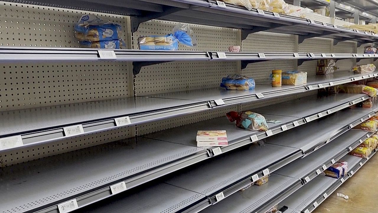 Video: Leere Regale, Flüge gestrichen: Millionen US-Amerikaner bereiten sich auf Wintersturm vor