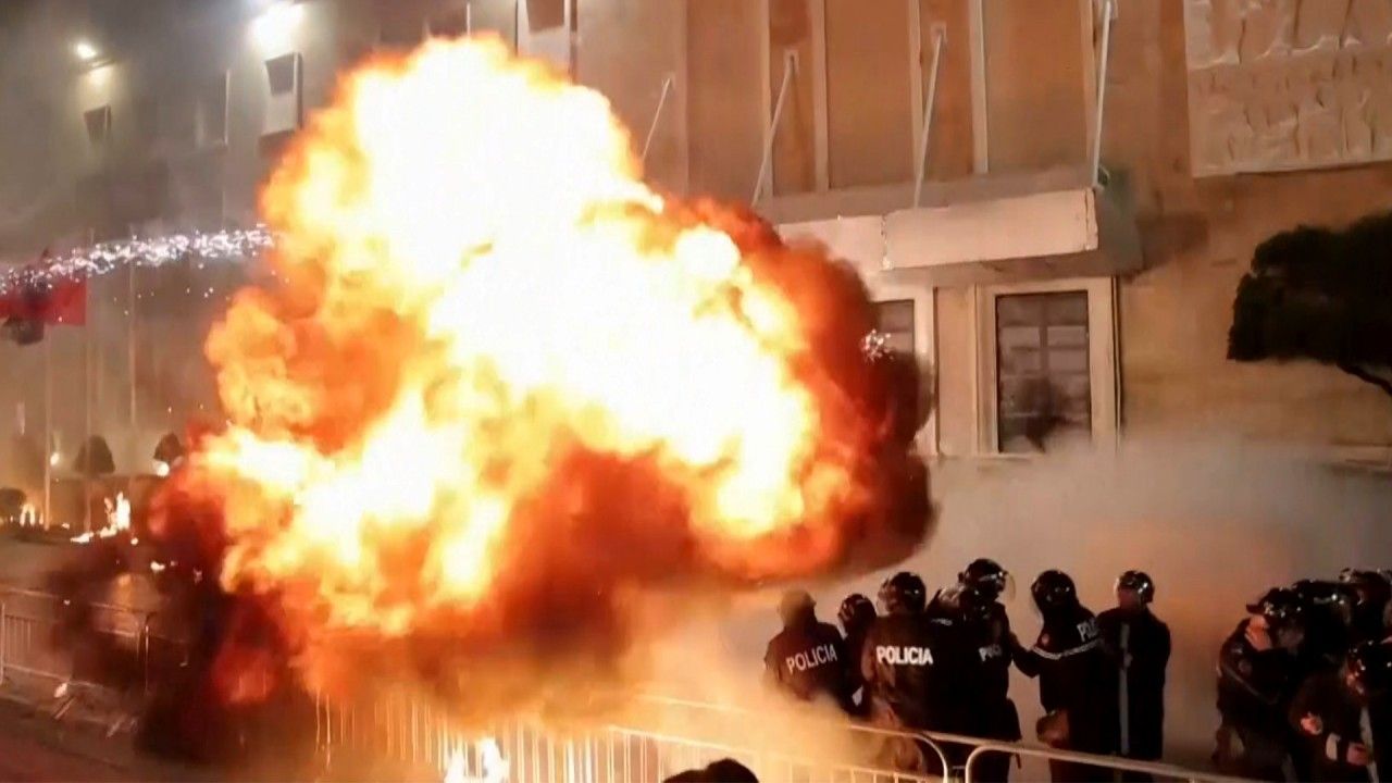 Video: Demonstranten werfen Molotowcocktails: Heftige Zusammenstöße in Albanien