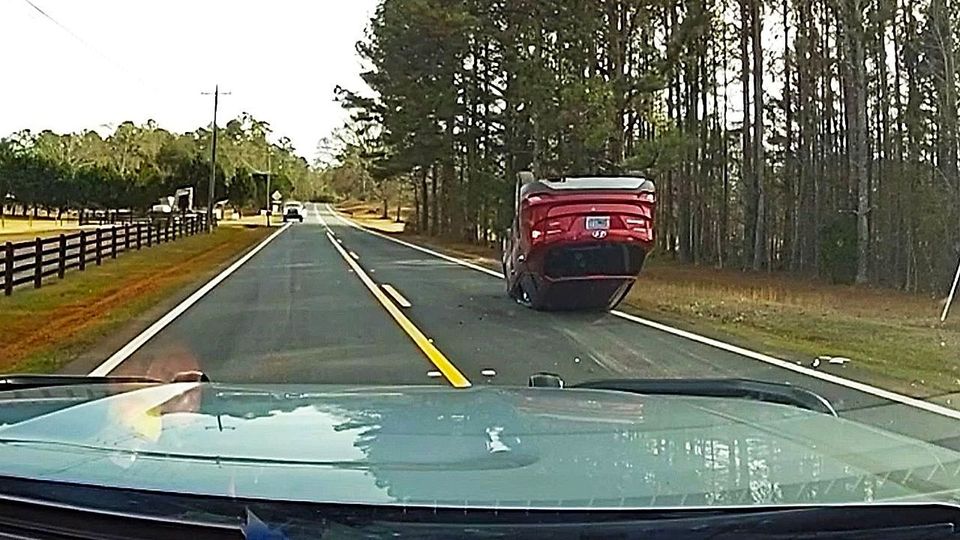 Flucht mit 185 km/h: Teenager landet mit gestohlenem SUV auf dem Dach