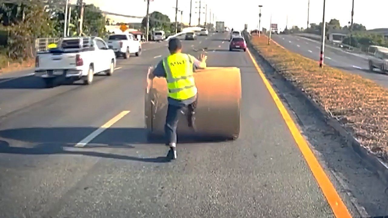 Video: Lkw verliert Ladung: Fahrer von riesiger Papierrolle erfasst
