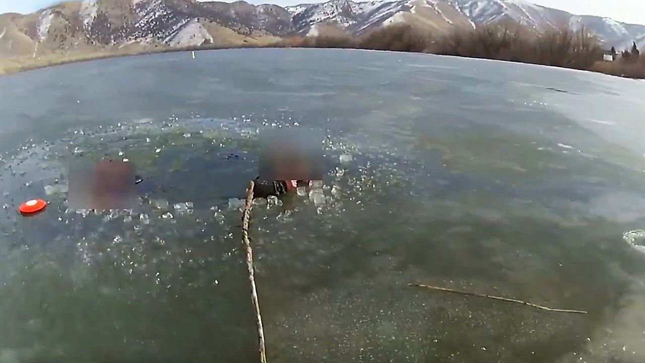 Video: Bodycam: Polizisten retten eingebrochene Eisangler aus See