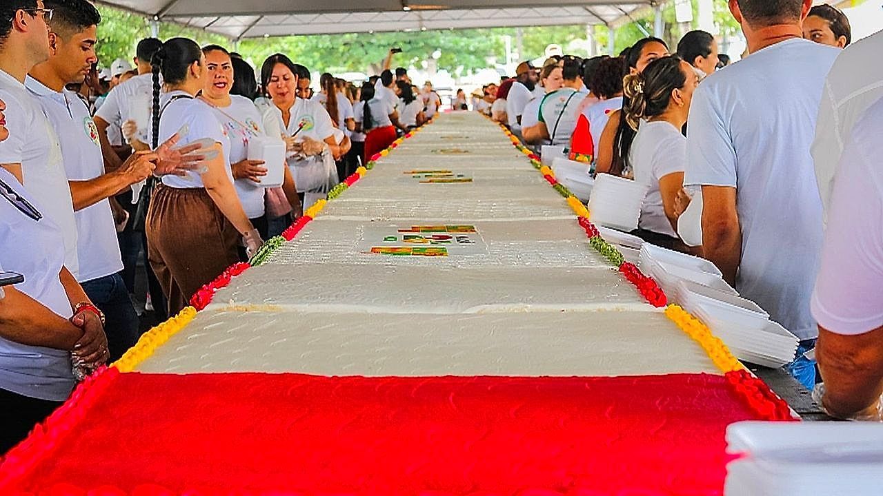 In-Sekunden-weggeputzt-50-Meter-Torte-l-st-Chaos-aus