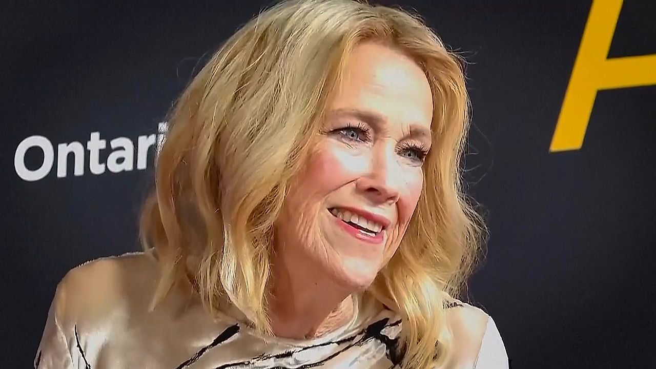 Video: Trauer um „Kevin“-Mama: Todesursache von Catherine O'Hara veröffentlicht