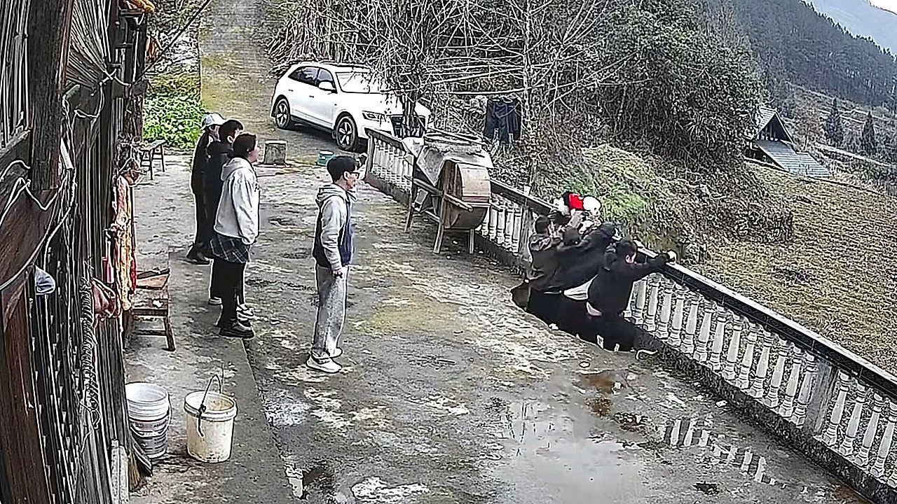 Absturz-aus-dem-Nichts-Terrasse-kollabiert-unter-Trio