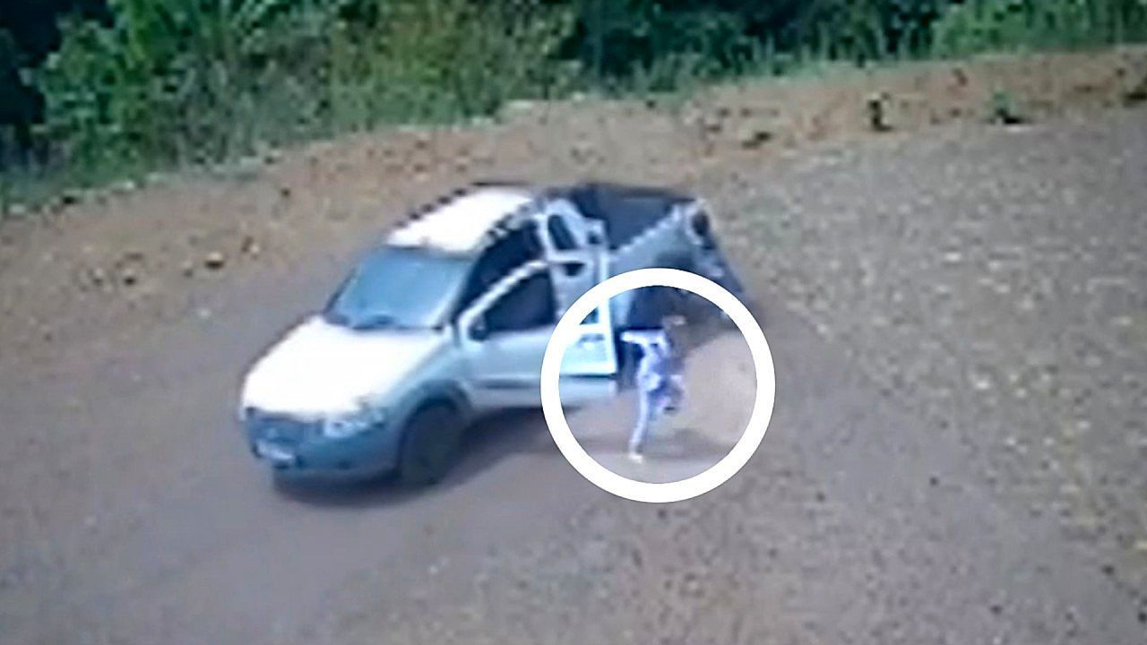 Video: Twins jump clear as parked car suddenly rolls downhill