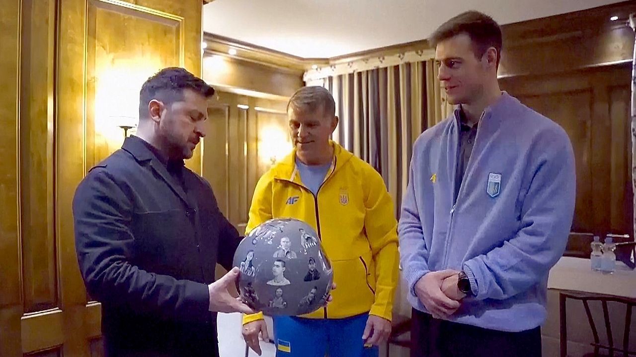 Video: Staatsorden statt Olympia-Medaille: Selenskyj ehrt Skeletoni Heraskewytsch