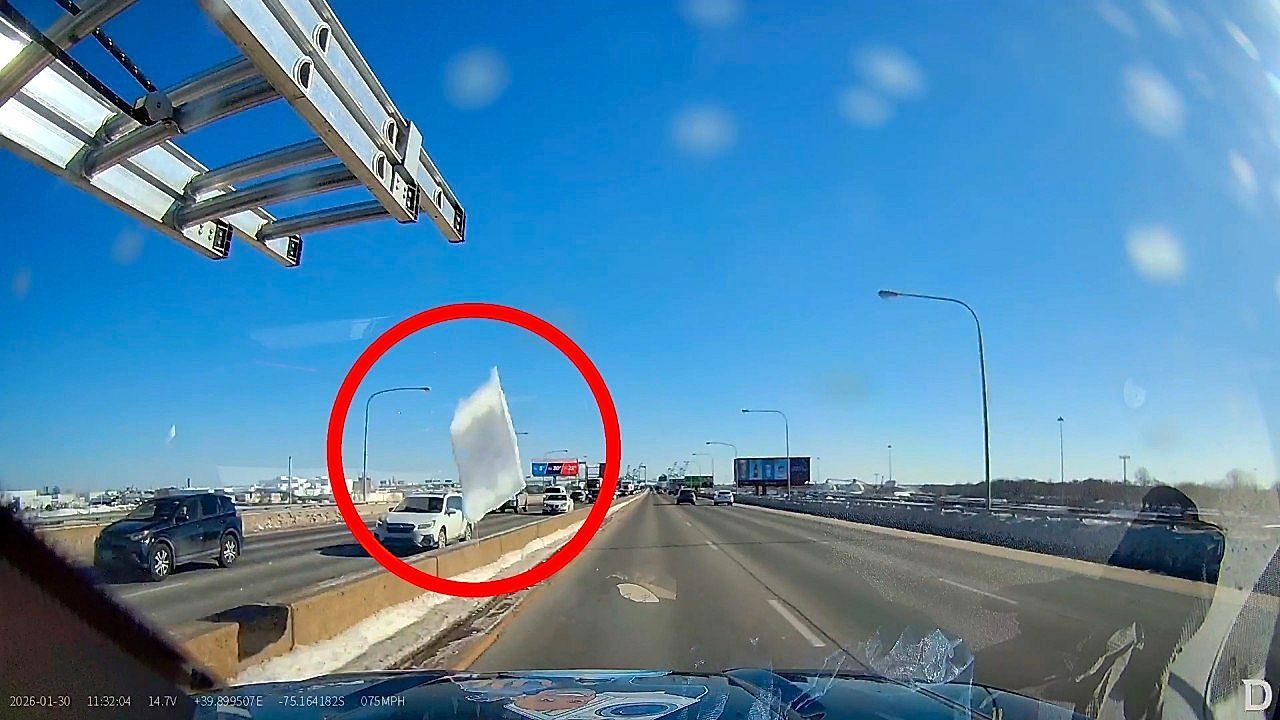 Video: Schock auf Highway: Eisbrocken durchschlägt Lkw-Windschutzscheibe