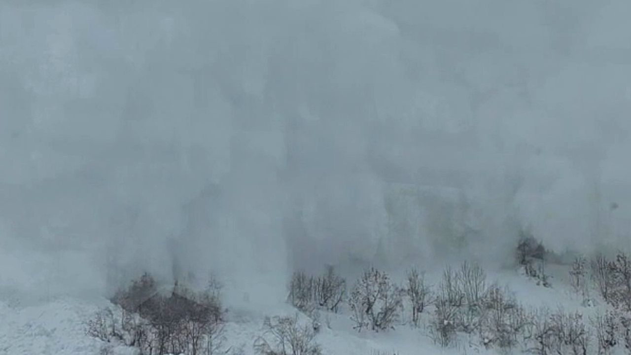 Video: Schrecksekunde: Lawine kracht in der Schweiz auf Zug