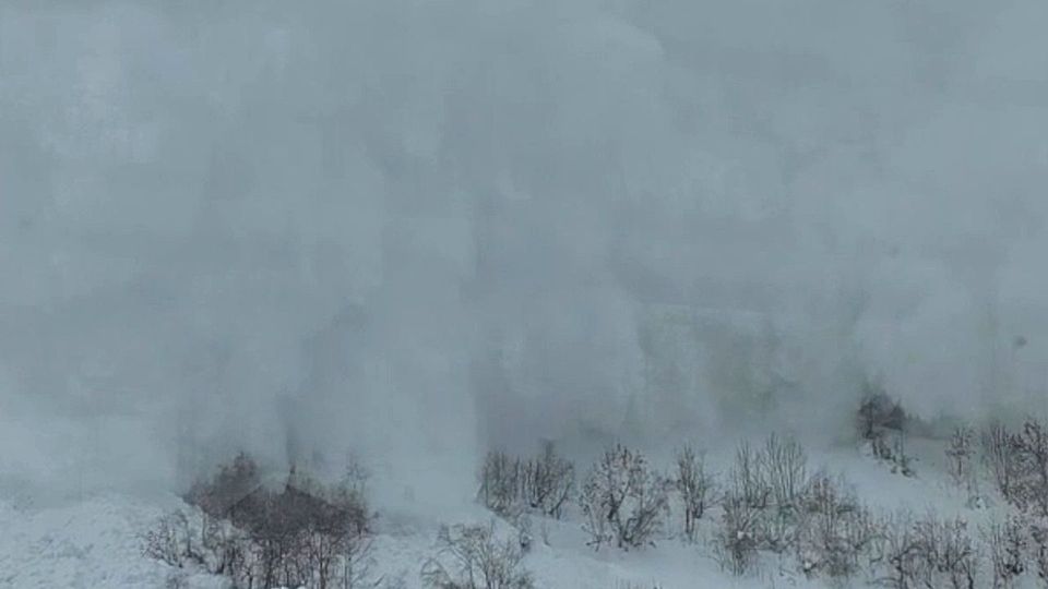 Schrecksekunde: Lawine kracht in der Schweiz auf Zug