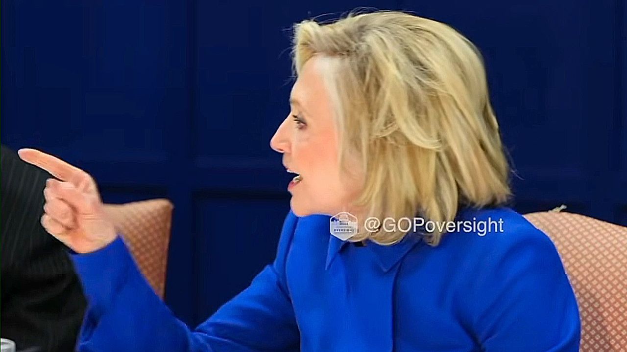 Video: Eklat bei Epstein-Anhörung: Foto-Leak bringt Hillary Clinton in Rage