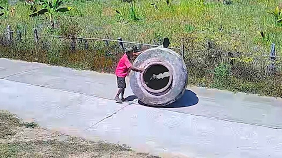 Teures Missgeschick: 60 Jahre alter Riesenkrug zerschellt auf der Straße